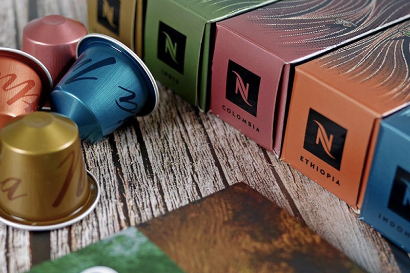 Capsules et étuis colorés sur une table en bois